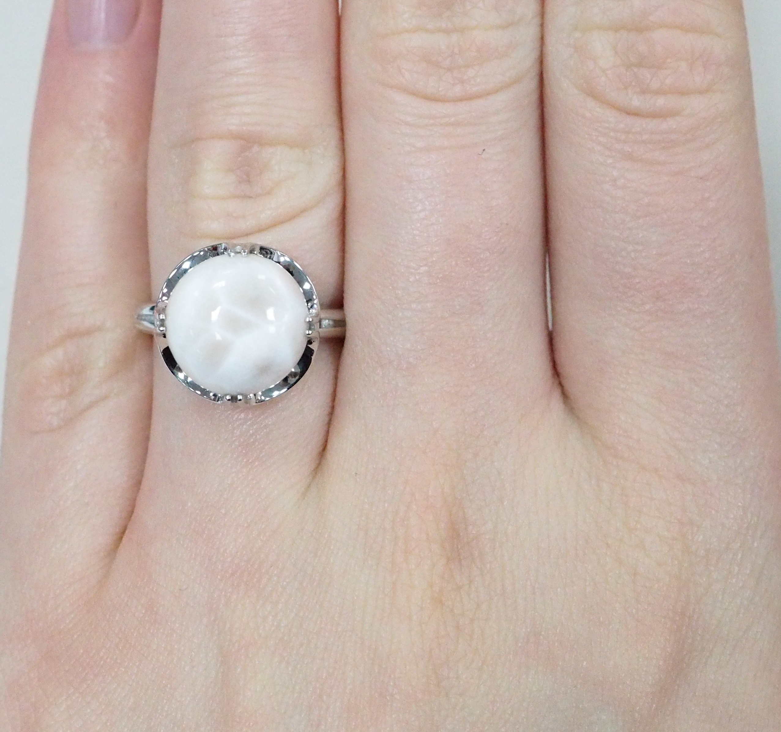 Серебряное кольцо с натролитом